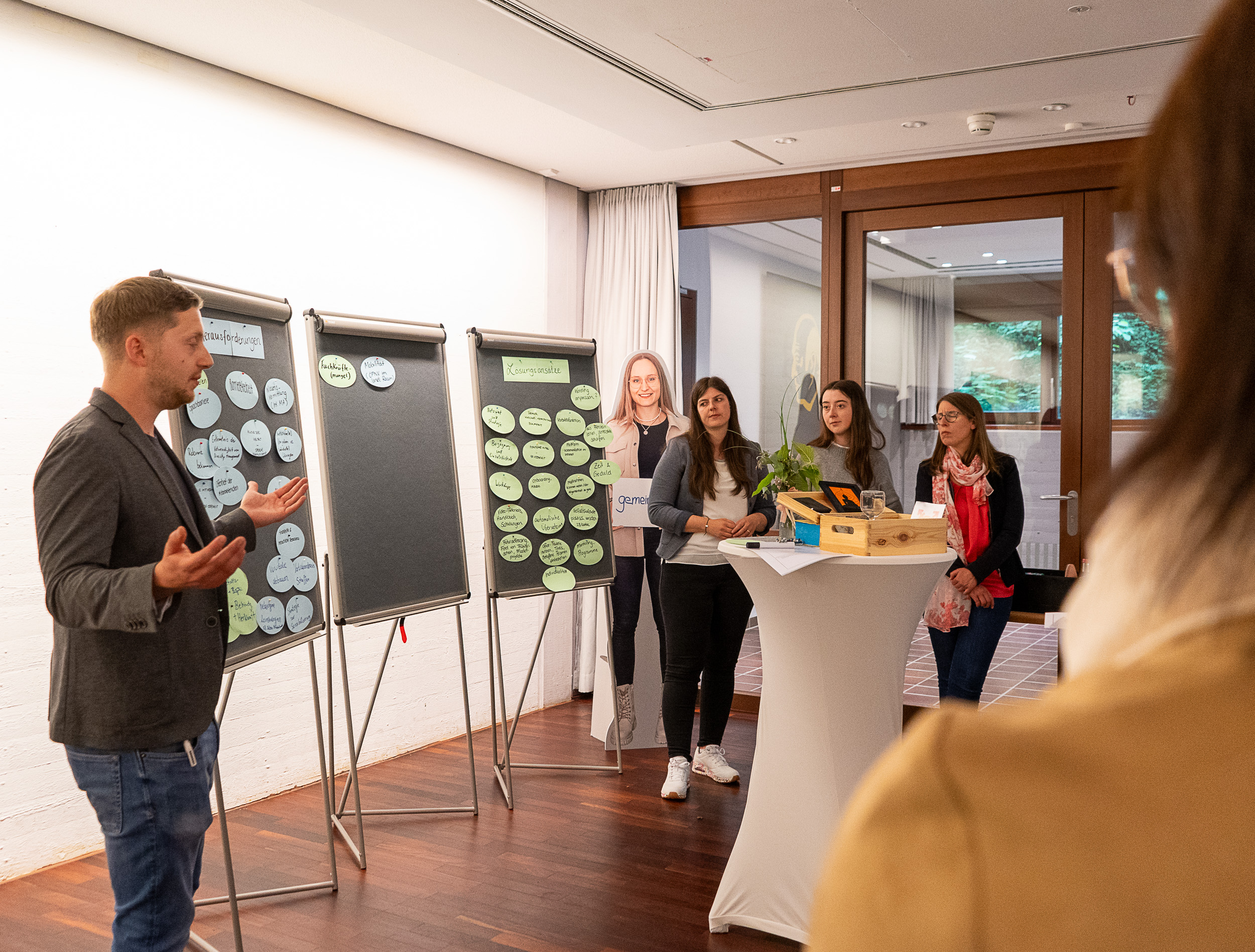 Pesonen halten einen Workshop