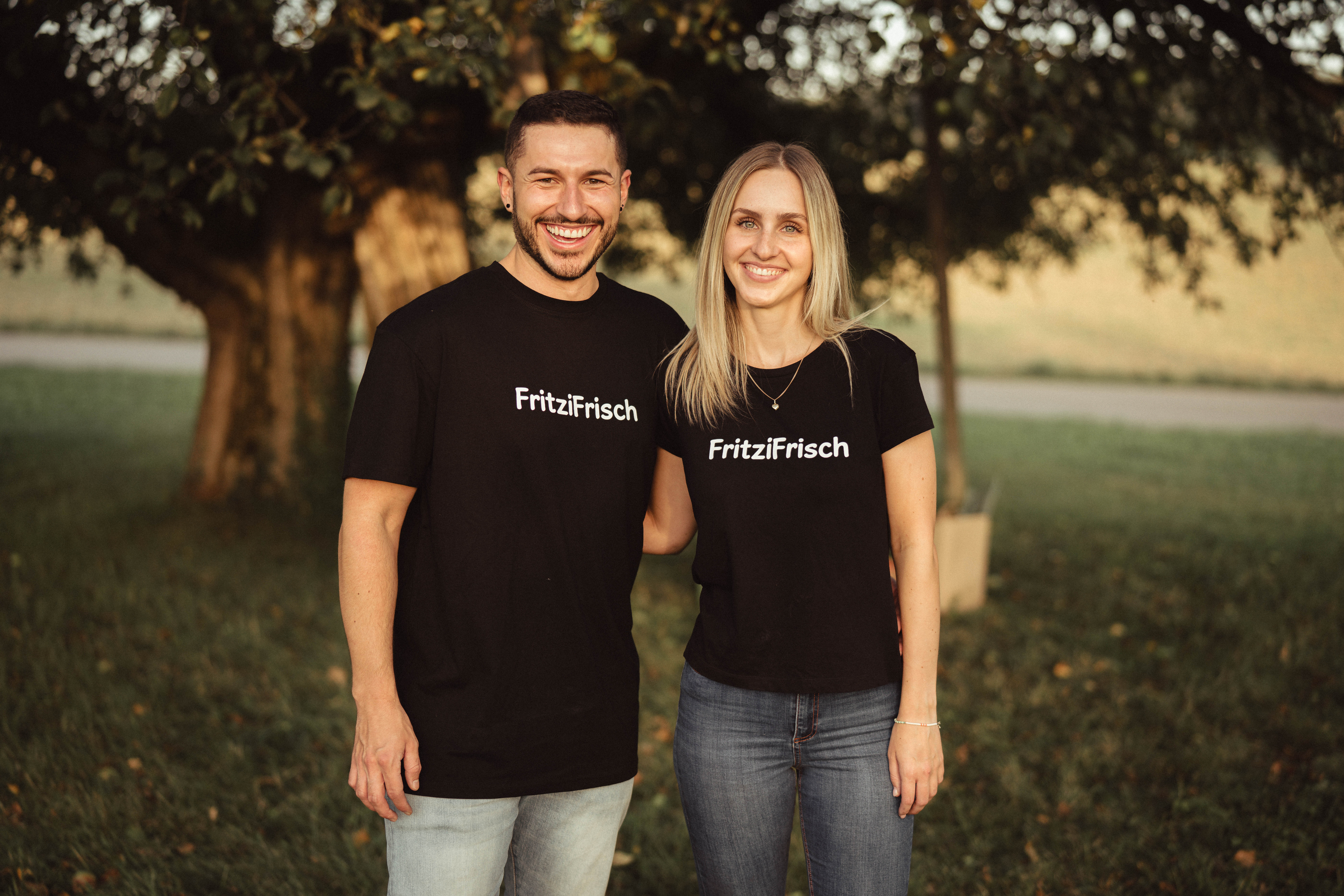 Ein Mann und eine Frau mit schwarzen T-Shirts in der Natur