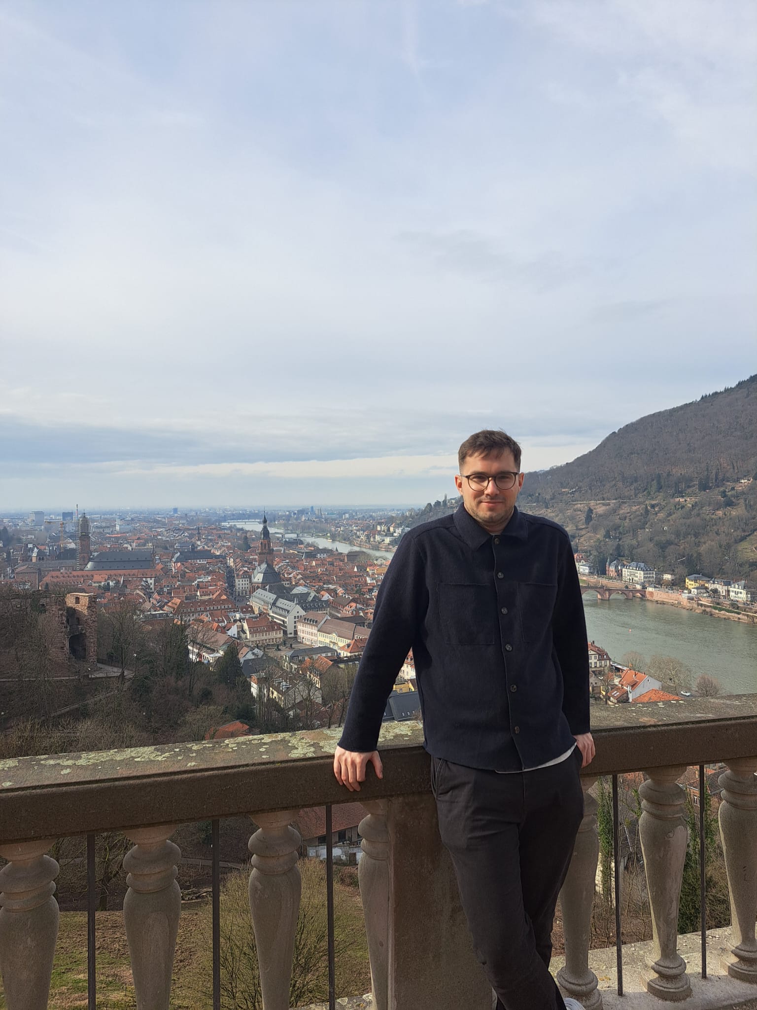 Mann steht auf einer Brücke