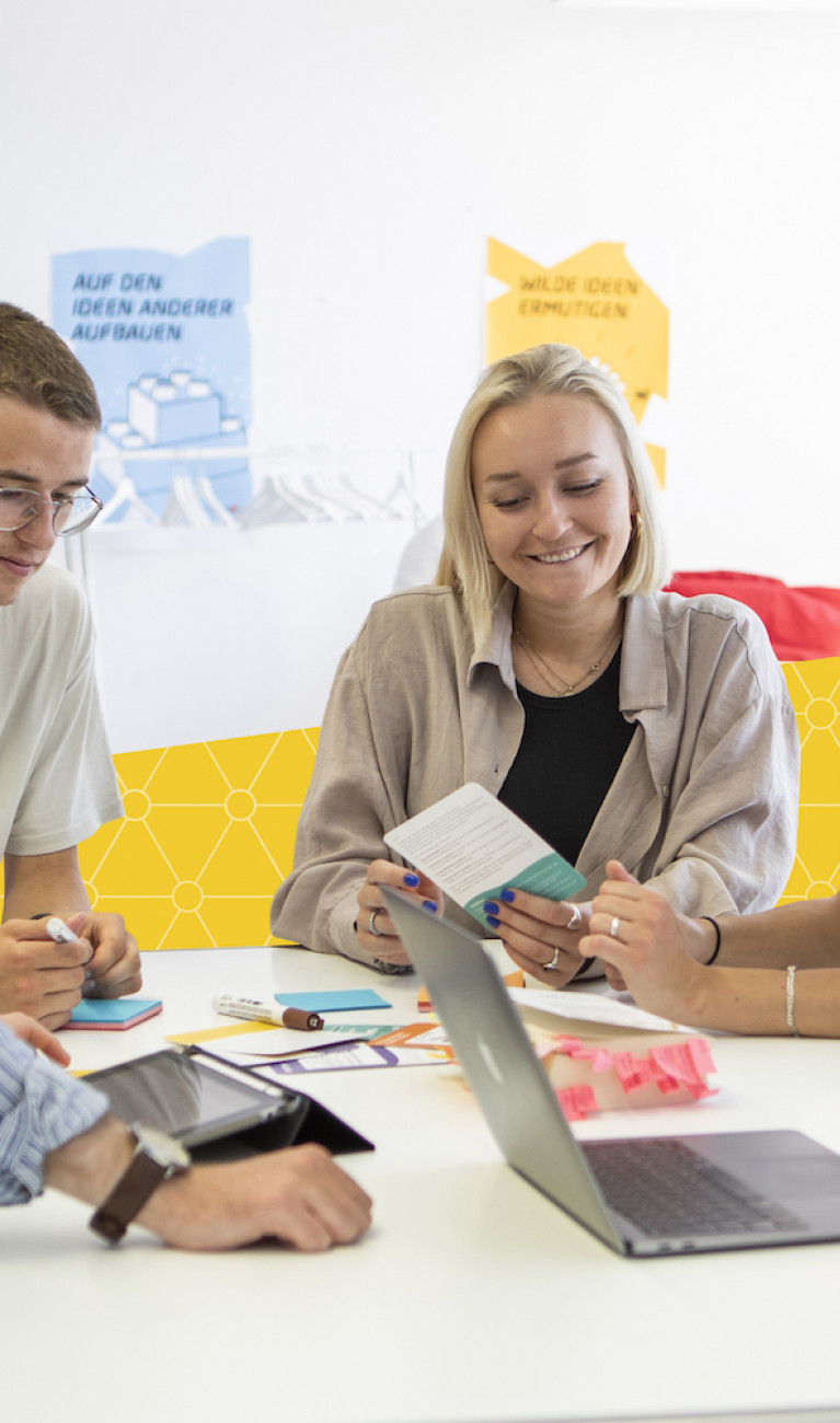 Studierende bei Gruppenarbeit 