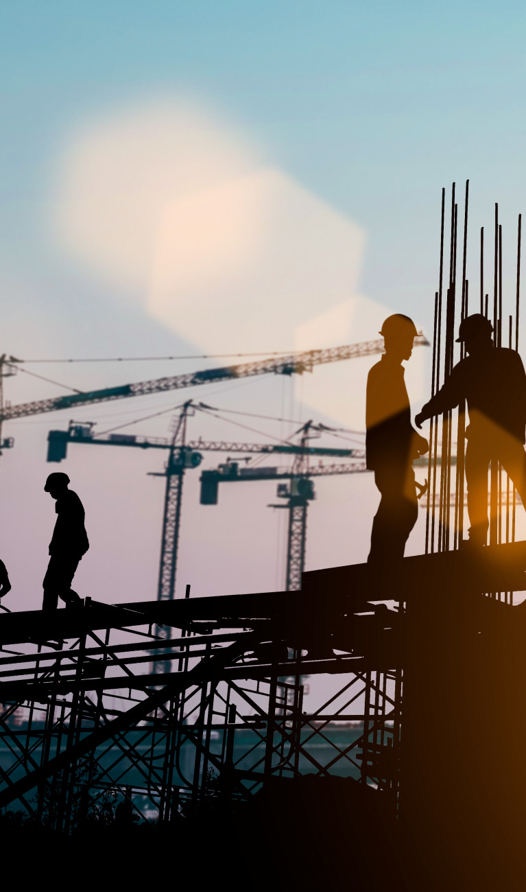 Arbeiter im Gespräch auf der Baustelle
